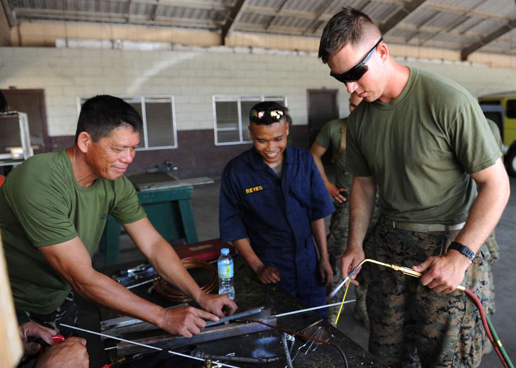 From left to right: Philippine soldiers Master Sgt. - NARA & DVIDS ...