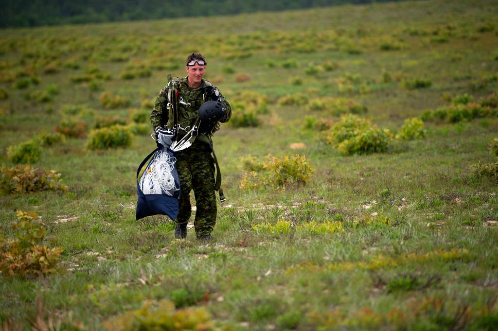 A soldier from the Canadian Special Operations Regiment - NARA & DVIDS ...