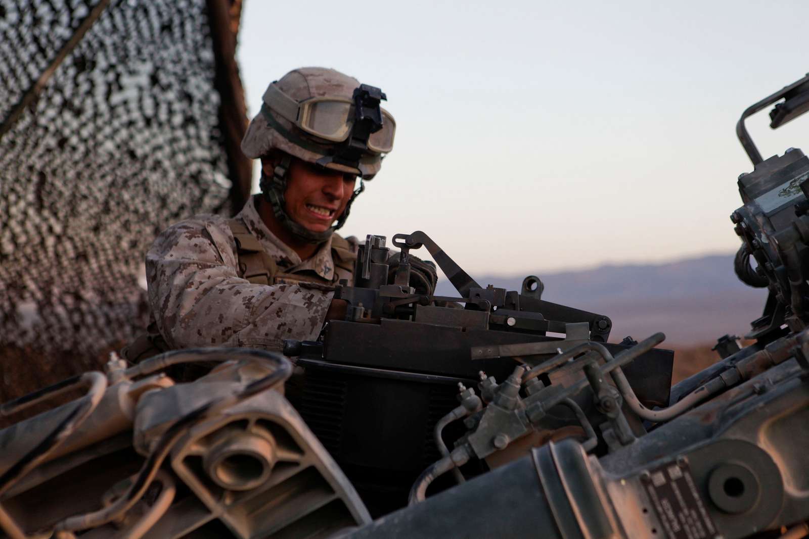 U S Marine Corps Lance Cpl Ryan Siwak Ein Feldgeschütz U S