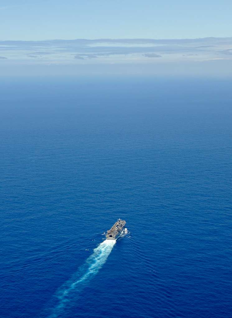 Amphibious assault ship USS Peleliu (LHA 5) steams - PICRYL - Public