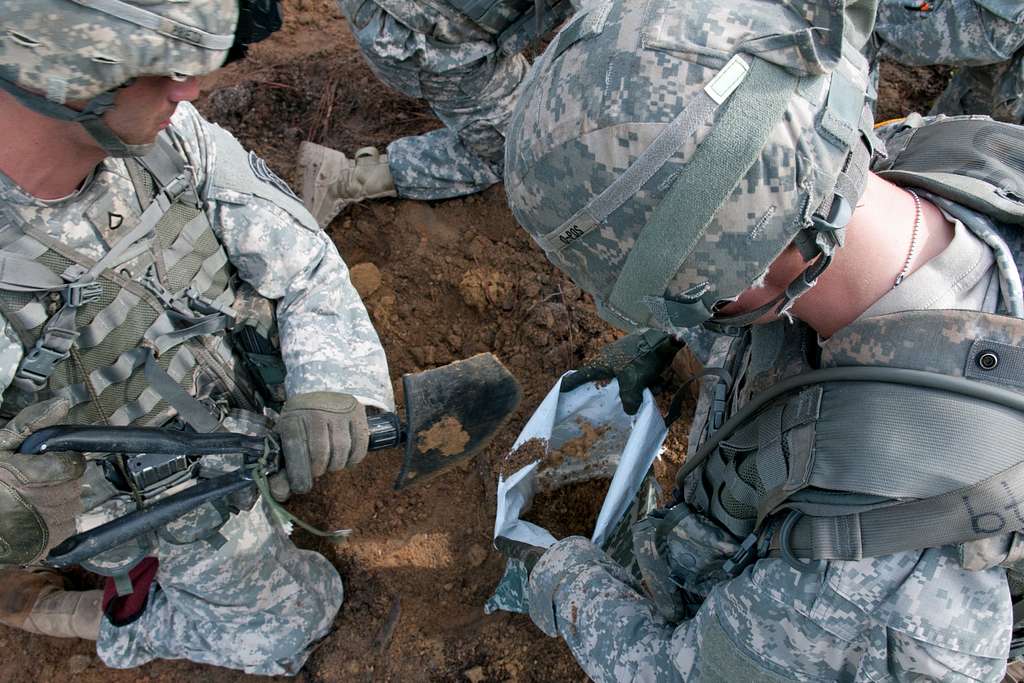 Paratroopers with the 82nd Airborne Division’s 1st - PICRYL - Public ...