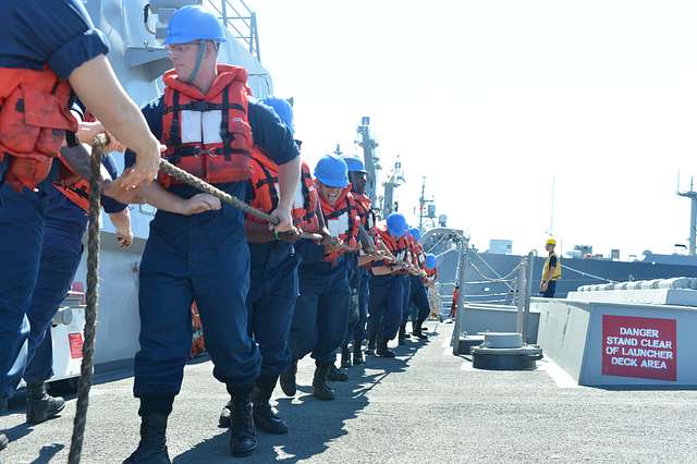 DVIDS - Images - USS Mitscher sliding pad eye maintenance [Image 7