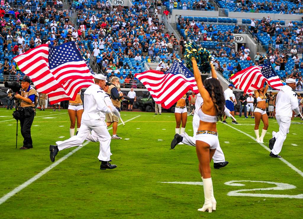 DVIDS - Images - NFL Tampa Bay Buccaneers Salute Service Members [Image 1  of 8]