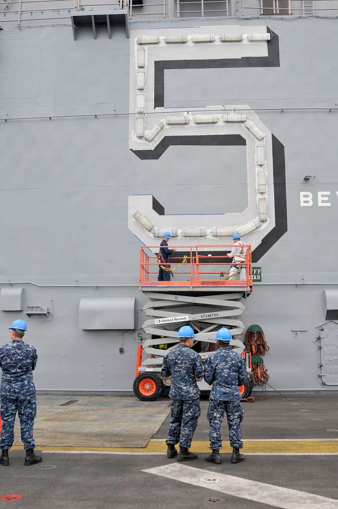 DVIDS - Images - USS Mitscher sliding pad eye maintenance [Image 7