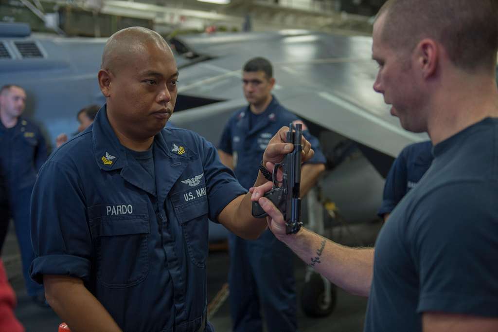 Aviation Structural Mechanic 1st Class Othello Pardo, - PICRYL - Public ...