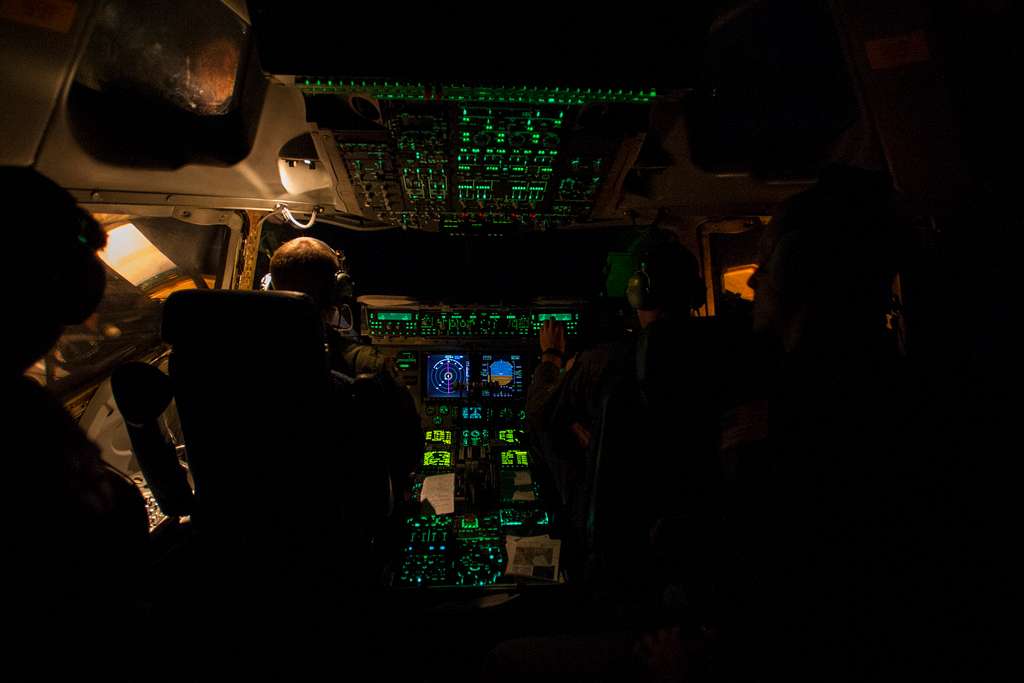 The flight crew of a C-17 Globemaster begin their descent - NARA ...