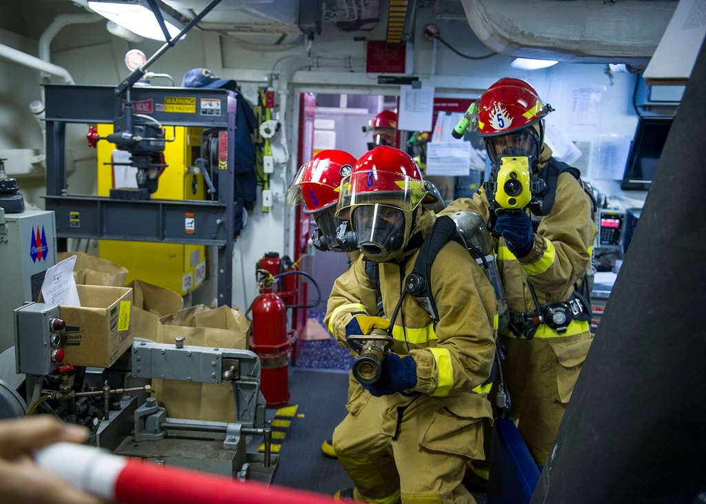 Sailors aboard the Arleigh Burke-class guided-missile - PICRYL Public ...