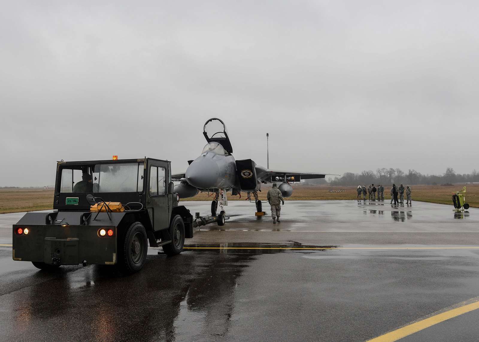 ein-schlepper-schleppt-eine-f-15c-eagle-in-position-u-s-national