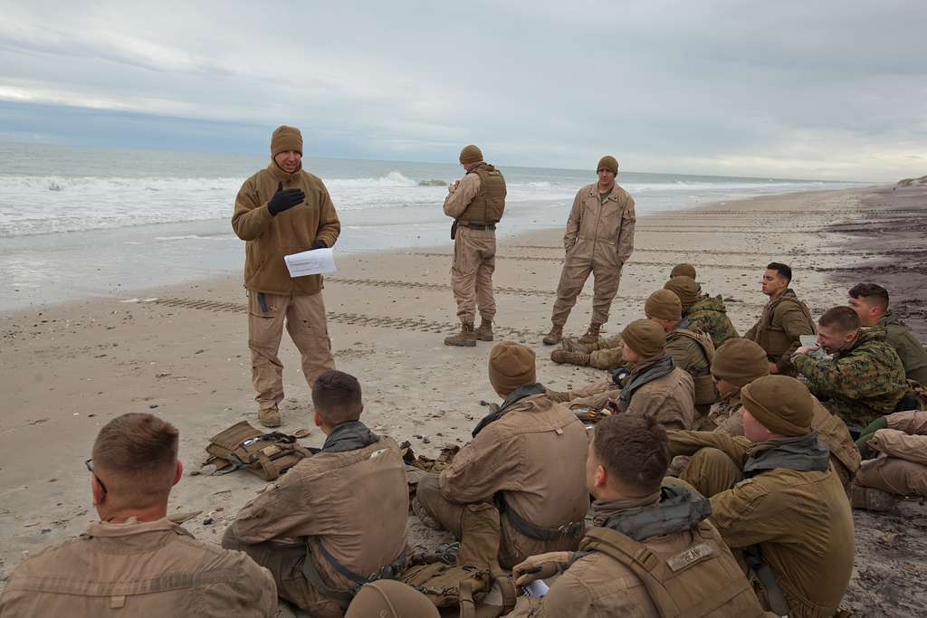 U.S. Marine Corps Sgt. Nolan Lynch, Sektionsleiter, - PICRYL Public ...