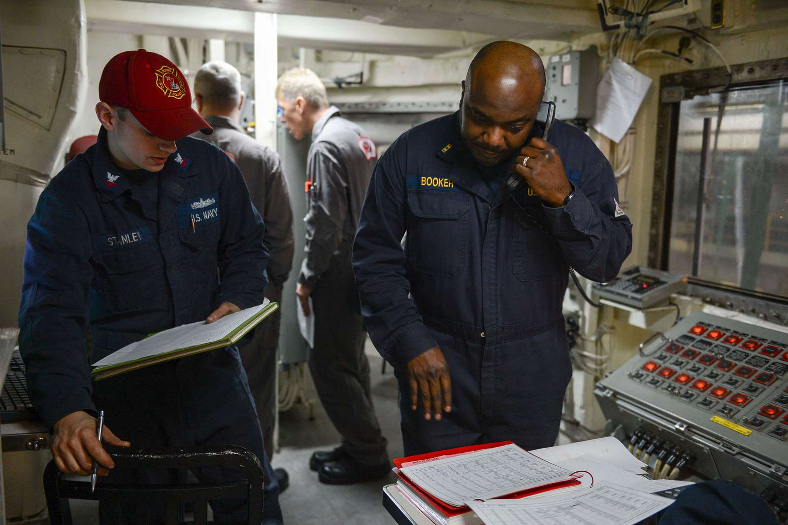 Sailors aboard amphibious transport dock ship USS Mesa - NARA & DVIDS ...