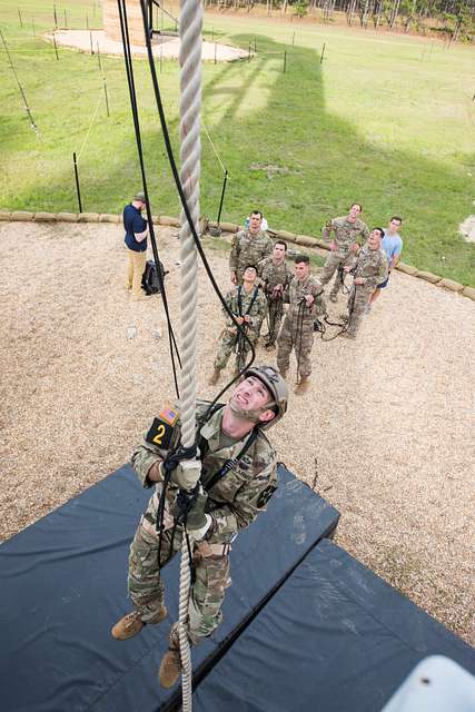 A U.S. Army Ranger uses a Prusik knot to climb a rope - NARA & DVIDS ...