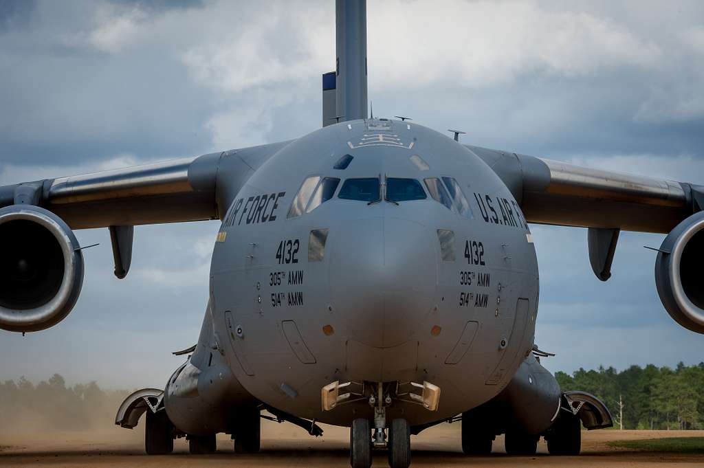 Eine C 17 Globemaster Iii Vom Joint Base Mcguire Dix Lakehurst Us National Archives And Dvids 