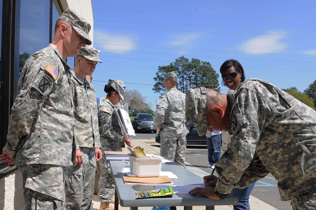 U.s. Army Command Sgt. Maj. Noe Salinas (right), Senior - Nara & Dvids 