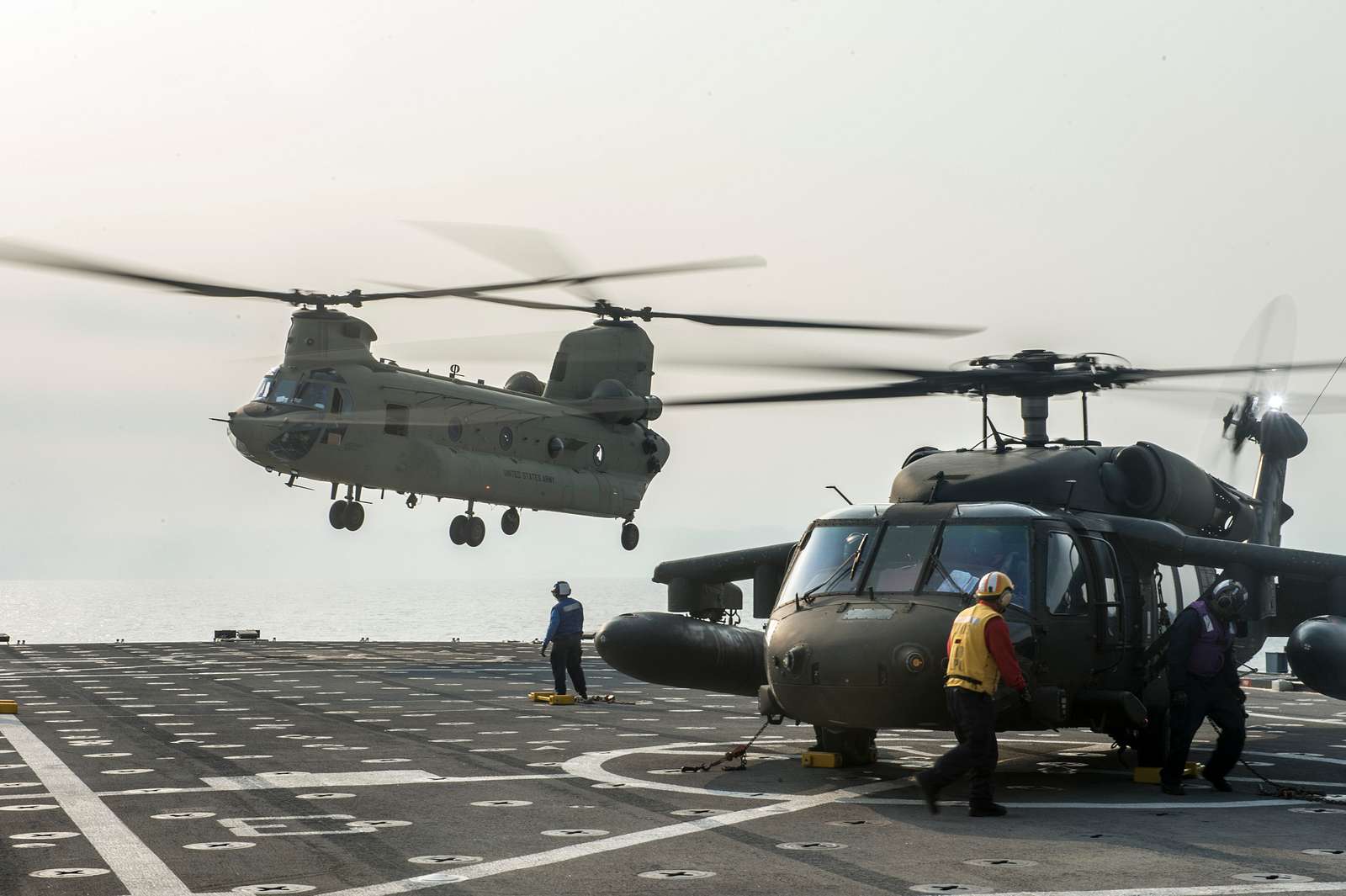 A CH-47F Chinook tandem rotor heavy-lift helicopter - NARA & DVIDS ...