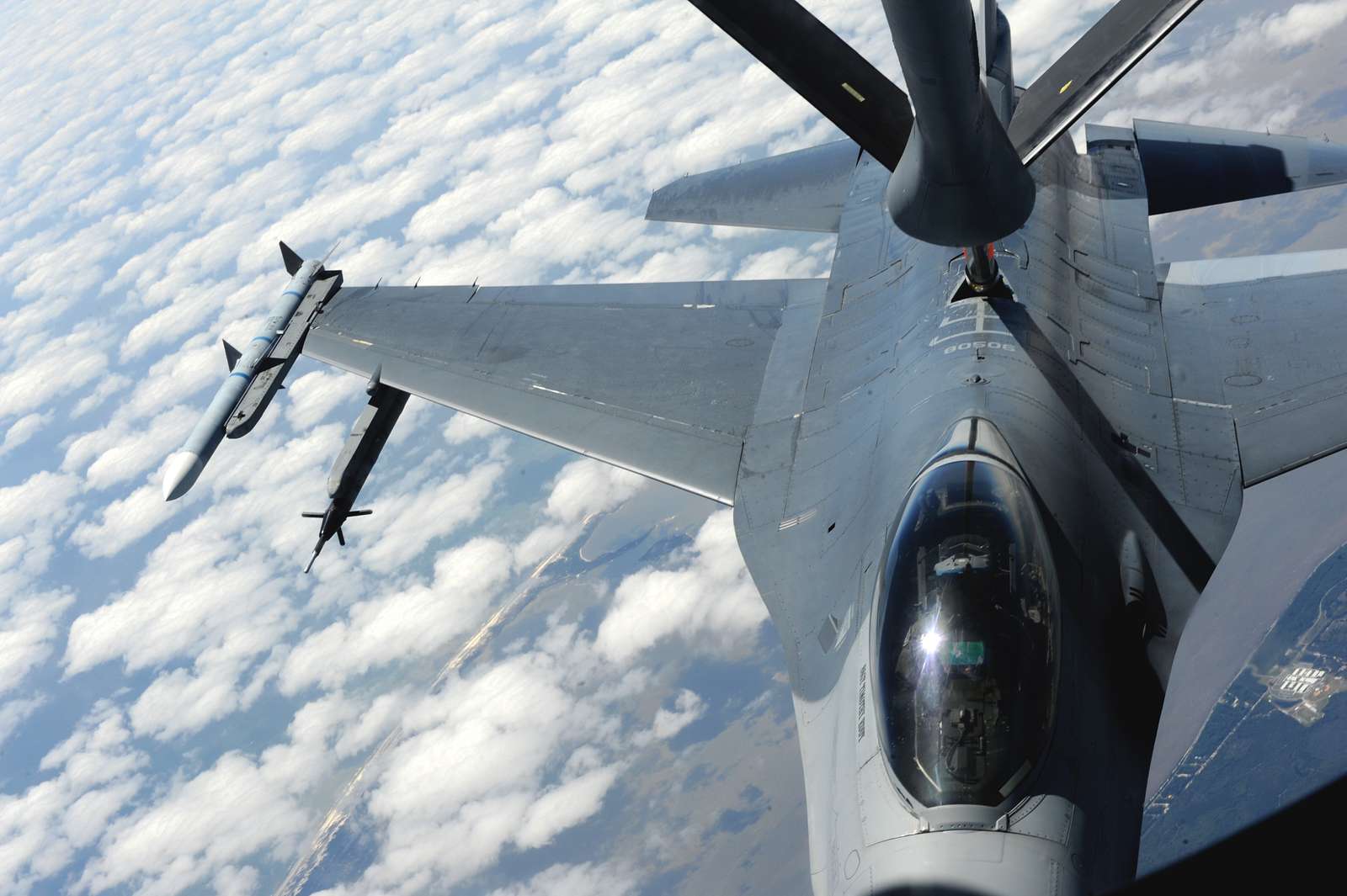 An F-16 Fighting Falcon refuels over the Florida panhandle, - NARA ...