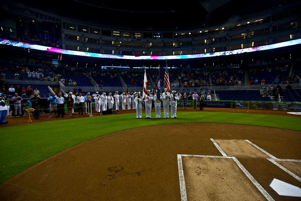 DVIDS - Images - Tampa Bay Rays Mascot and US Sailor [Image 4 of 4]