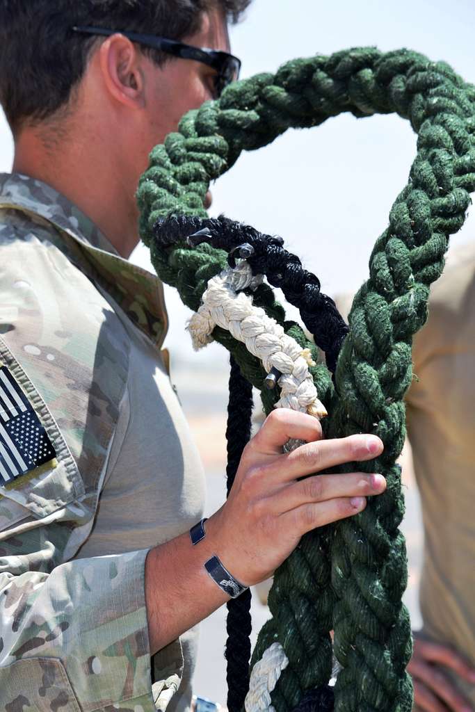 A U.S. Special Operator prepares for fast rope training - PICRYL