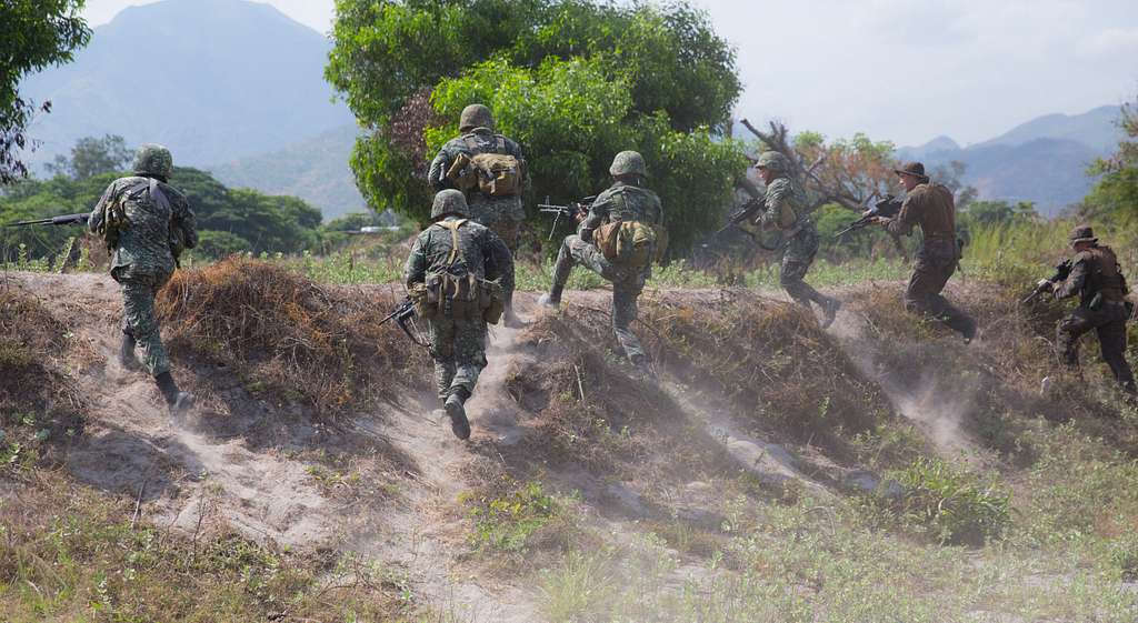 Philippine and U.S. Marines conduct a bilateral amphibious - NARA ...