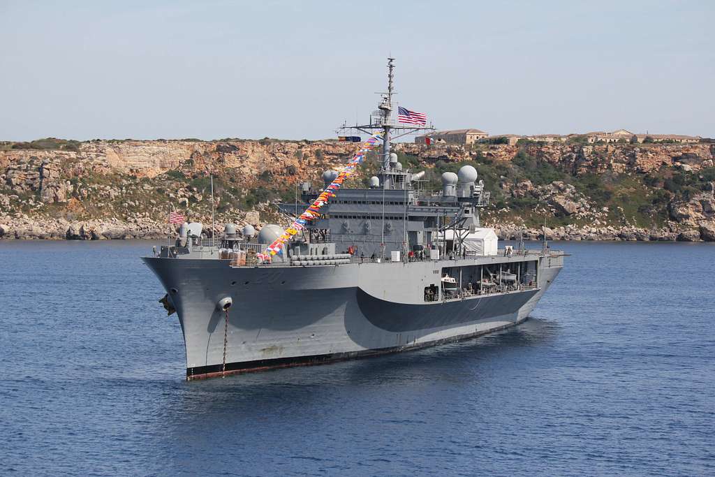 The amphibious command ship USS Mount Whitney (LCC - PICRYL Public ...