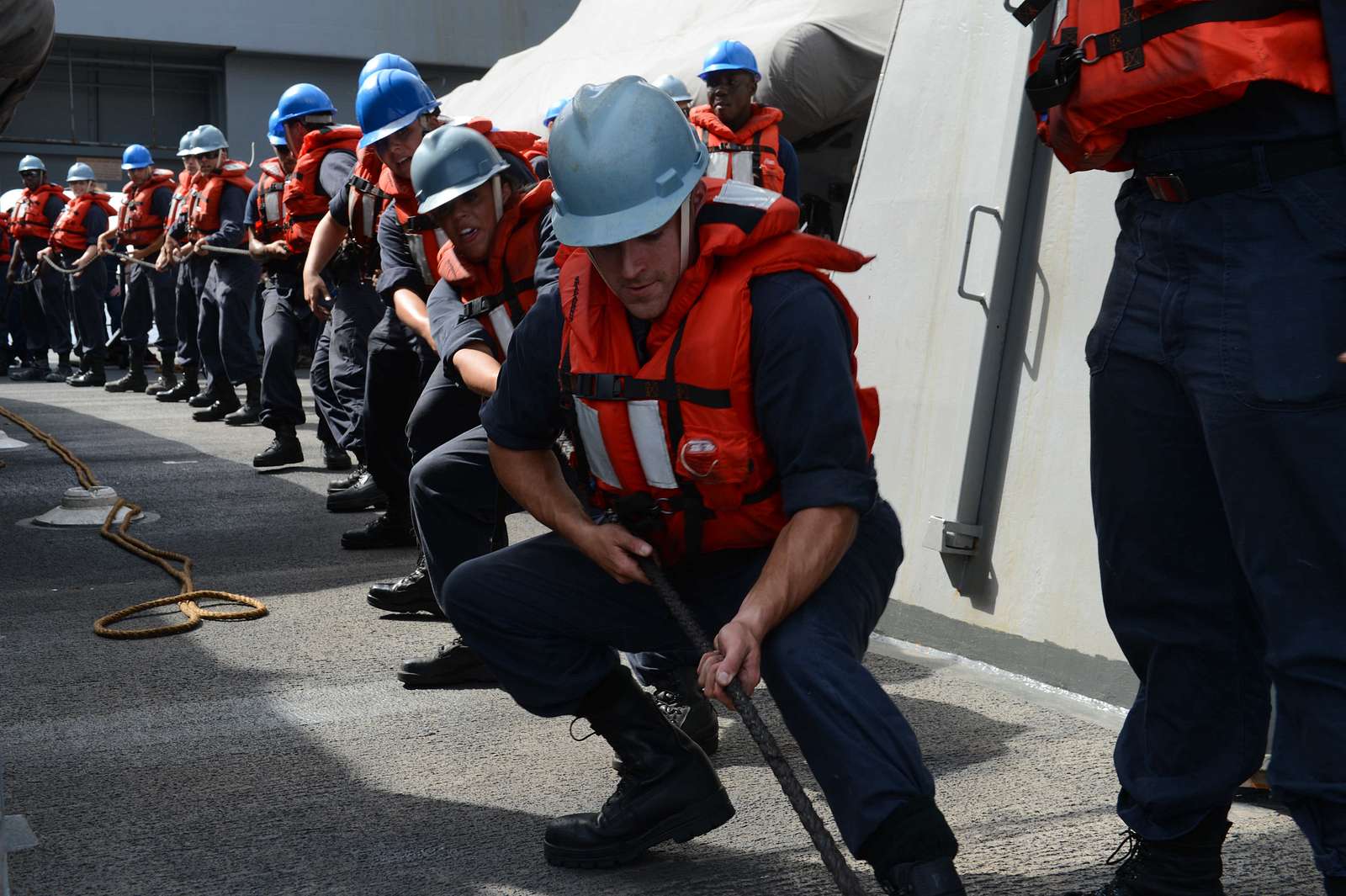 U.S. Sailors aboard the amphibious transport dock ship - NARA & DVIDS ...