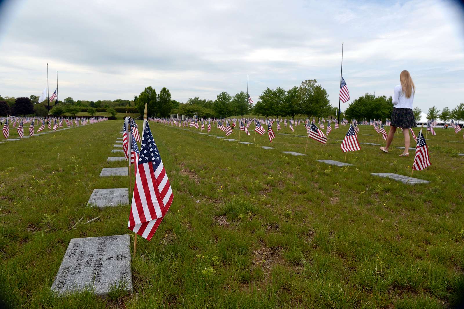 American flags mark the graves of fallen Sailors, Soldiers, - NARA ...