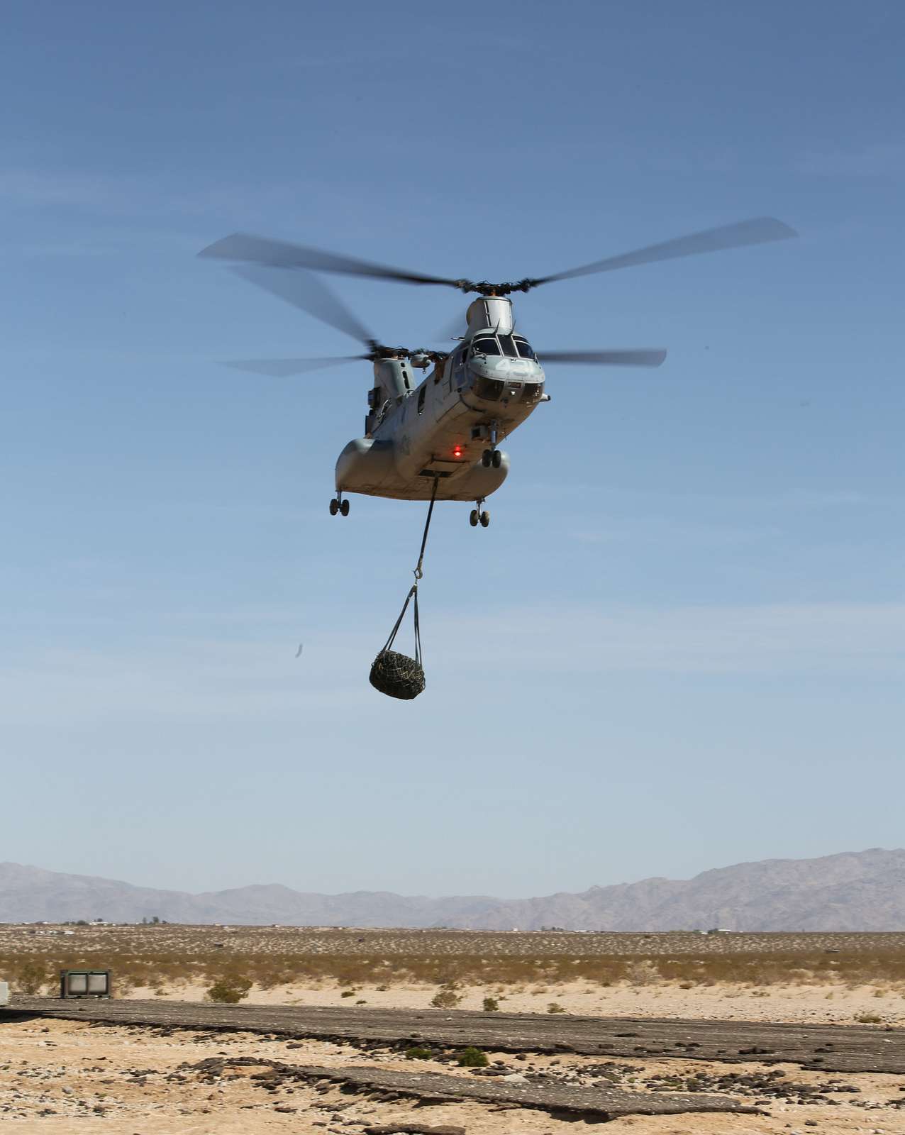 A CH-46E Sea Knight helicopter with Marine Medium Helicopter - NARA ...