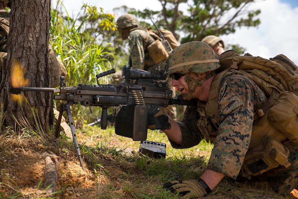 Полный бой пулеметчика. М249 USMC. USMC m249 2014. USMC m249 ACOG. M249 Squad Automatic Weapon.