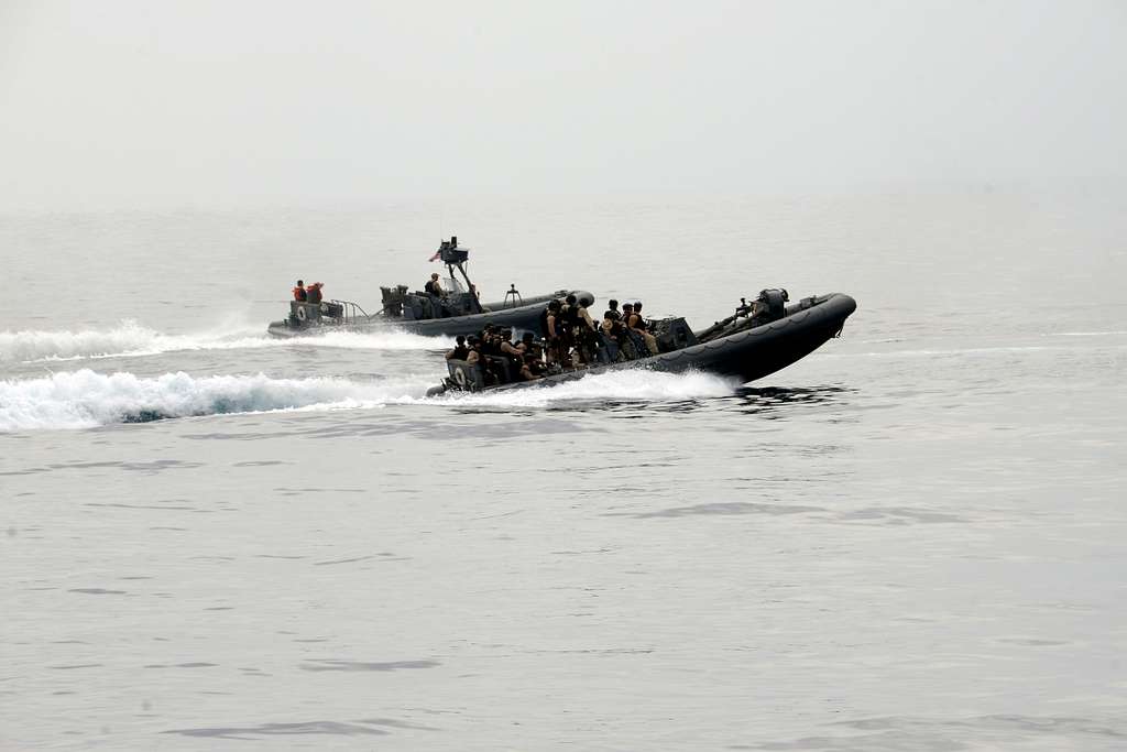 Sailors From The Amphibious Transport Dock Ship Uss - Picryl - Public 