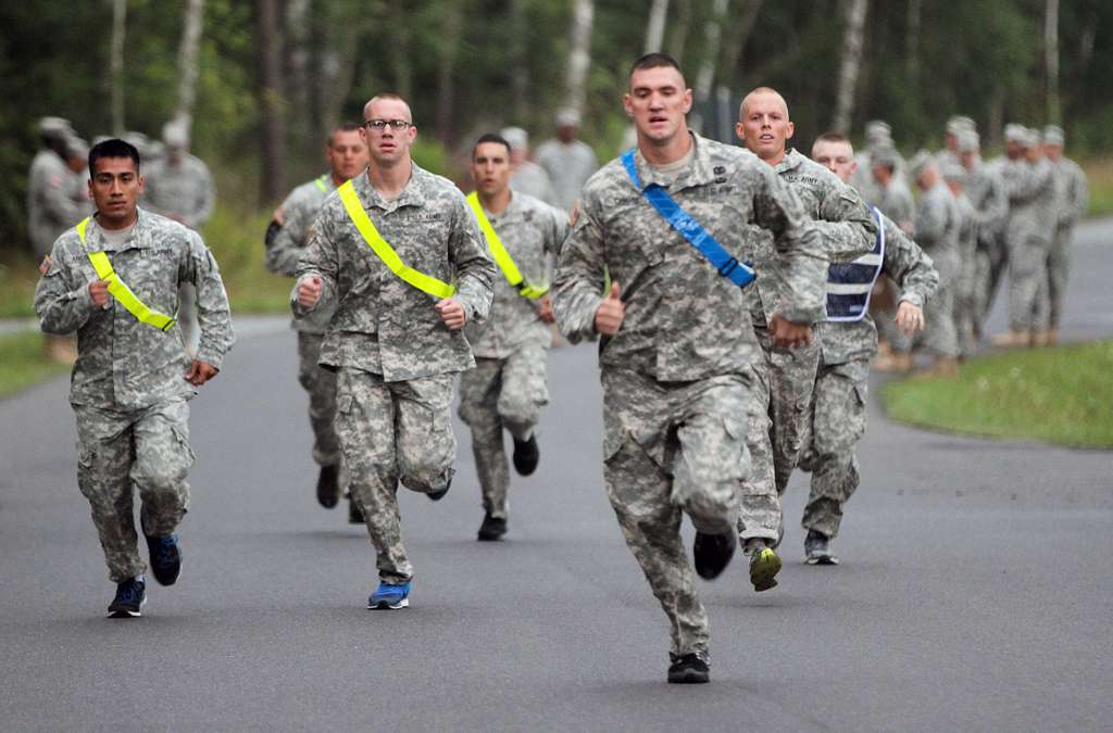 78153457_3016003815, U.S. Army Soldiers run across the fiel…