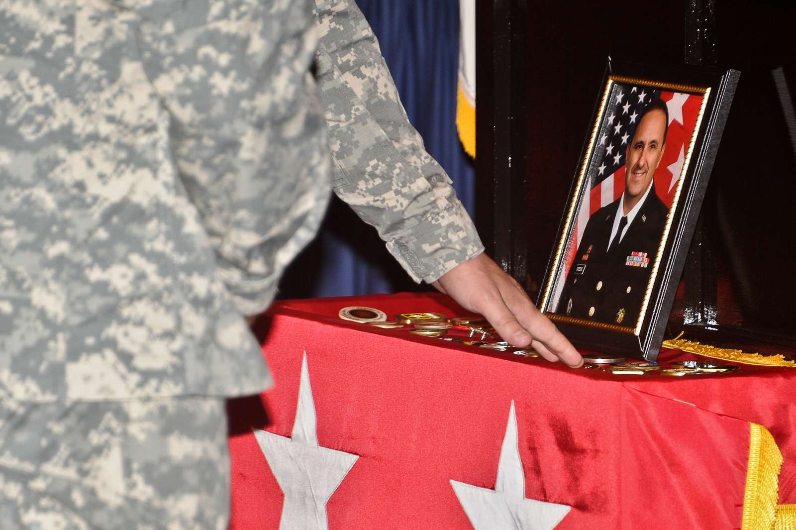 a-u-s-army-soldier-pays-respect-to-u-s-army-maj-nara-dvids