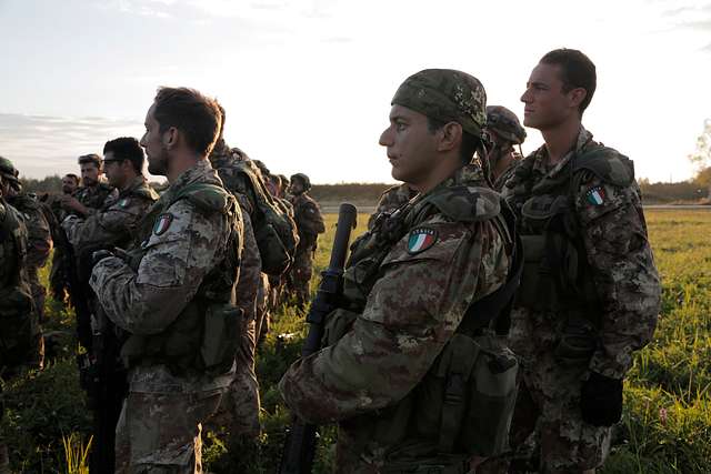 Paratroopers from the Italian Folgore Parachute Brigade - NARA & DVIDS ...