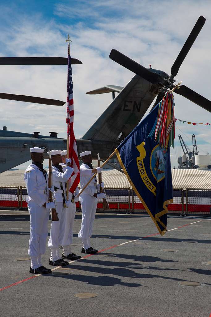 DVIDS - Images - USS Kearsarge Color Guard Presents the Colors at