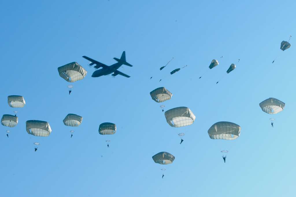 Paratroopers from the 82nd Airborne Division, 173rd - NARA & DVIDS ...