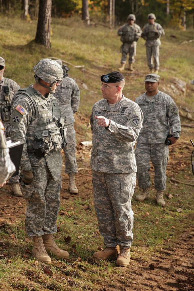 Lt. Gen. Frederick Hodges (center), former commander - PICRYL - Public ...