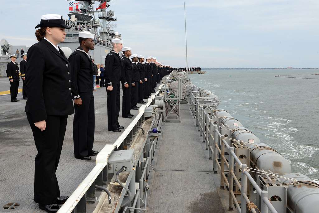 Sailors aboard the amphibious assault ship USS Bataan - PICRYL Public