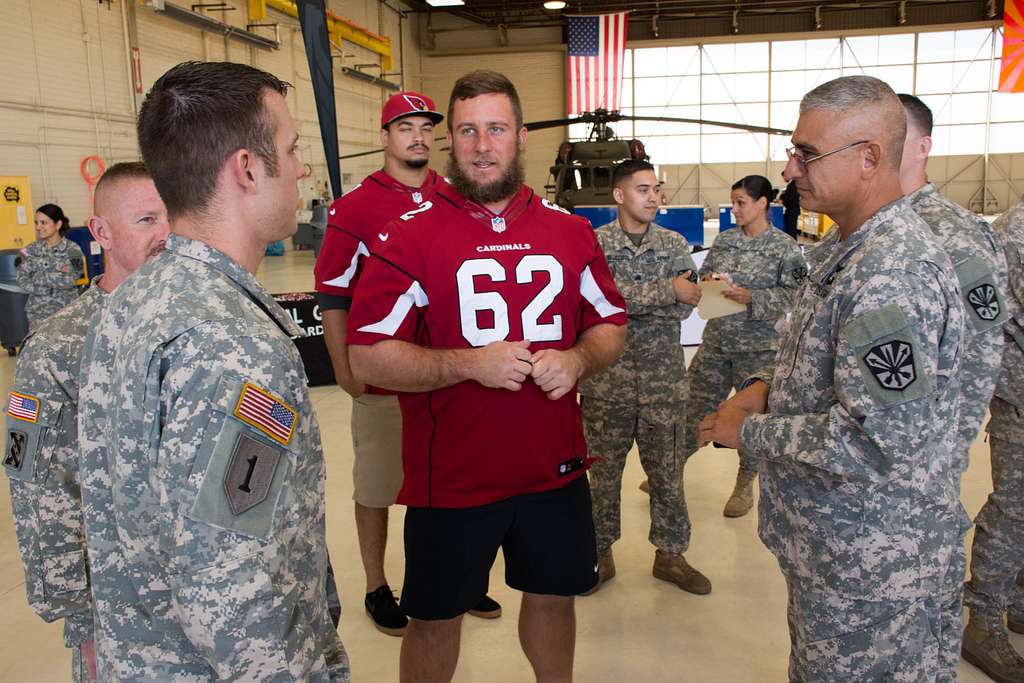 Arizona Cardinals cheerleaders spread holiday cheer to Fort Bliss