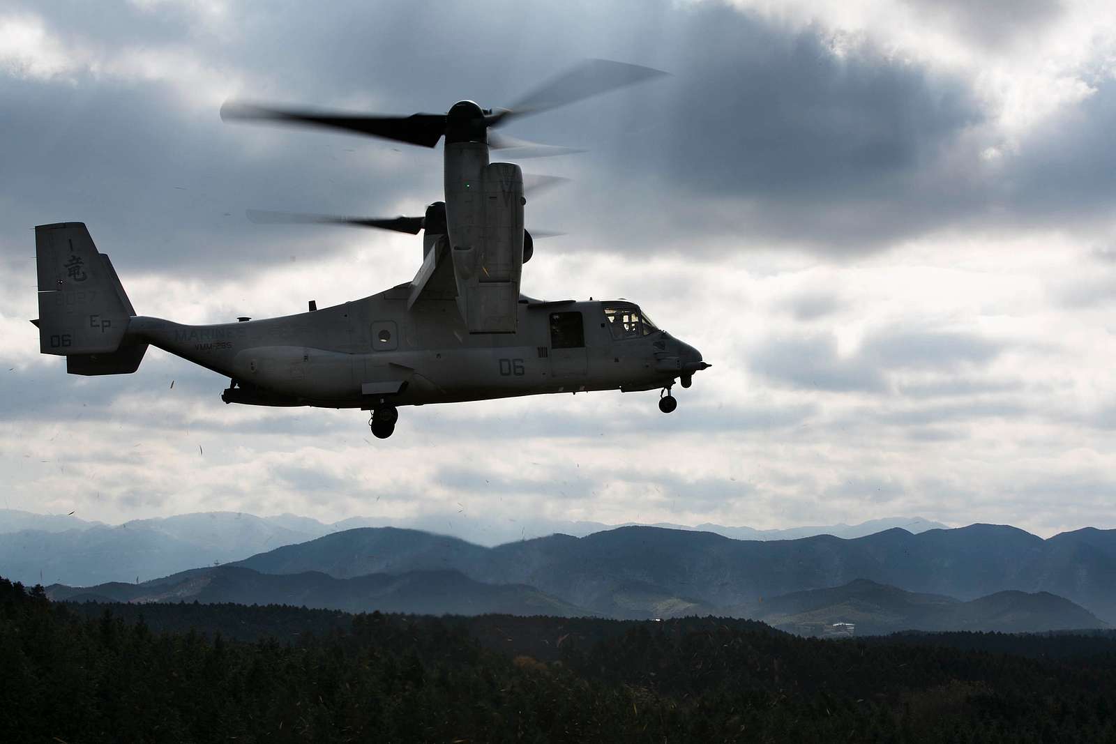 A U.S. Marine MV-22B Osprey tiltrotor aircraft flies - NARA & DVIDS ...