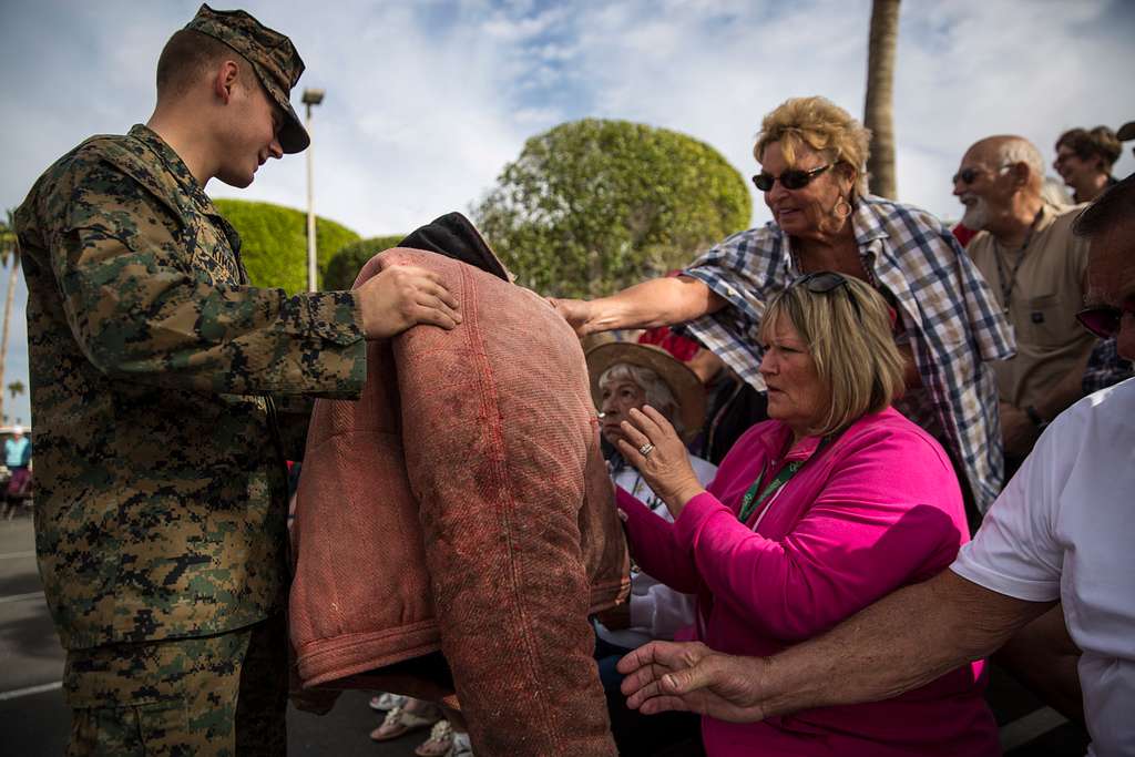 DVIDS - Images - Service Members Unfurl Flag at NY Jets First Home