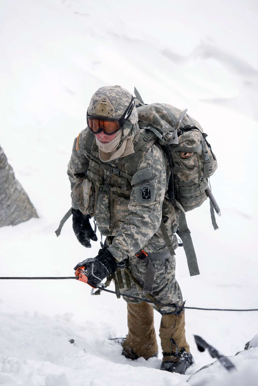 A Soldier attending the U.S. Army Mountain Warfare - NARA & DVIDS ...