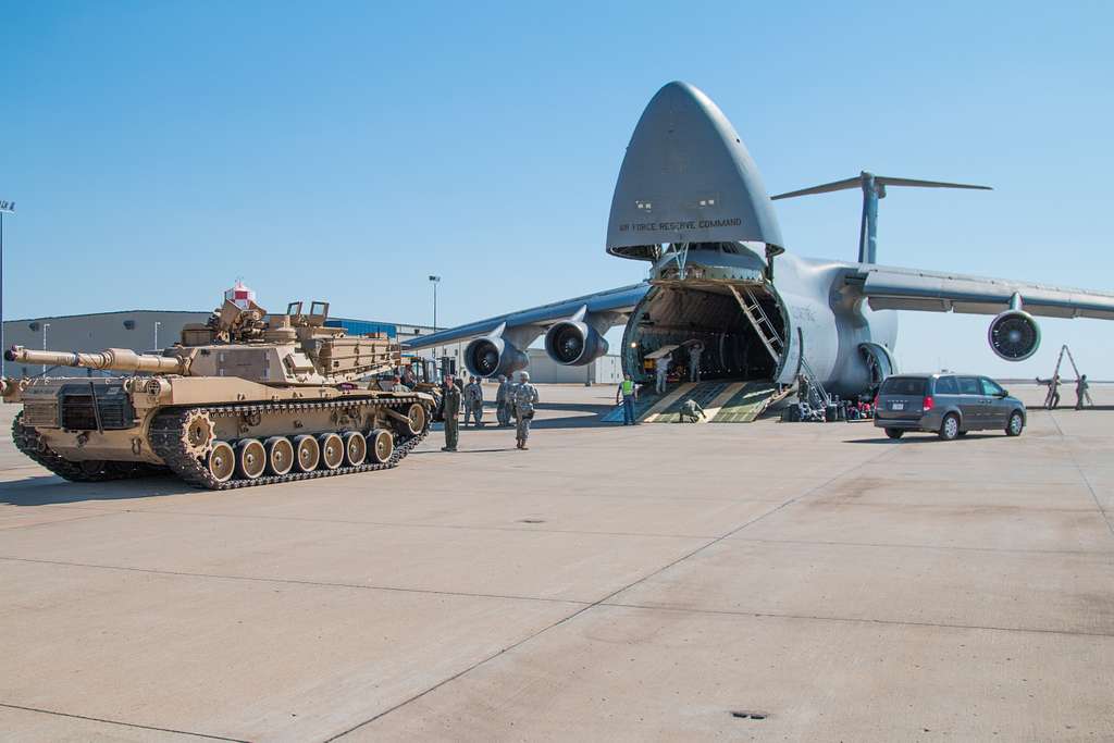 An M1A2 Abrams main battle tank is prepared to load - NARA & DVIDS ...