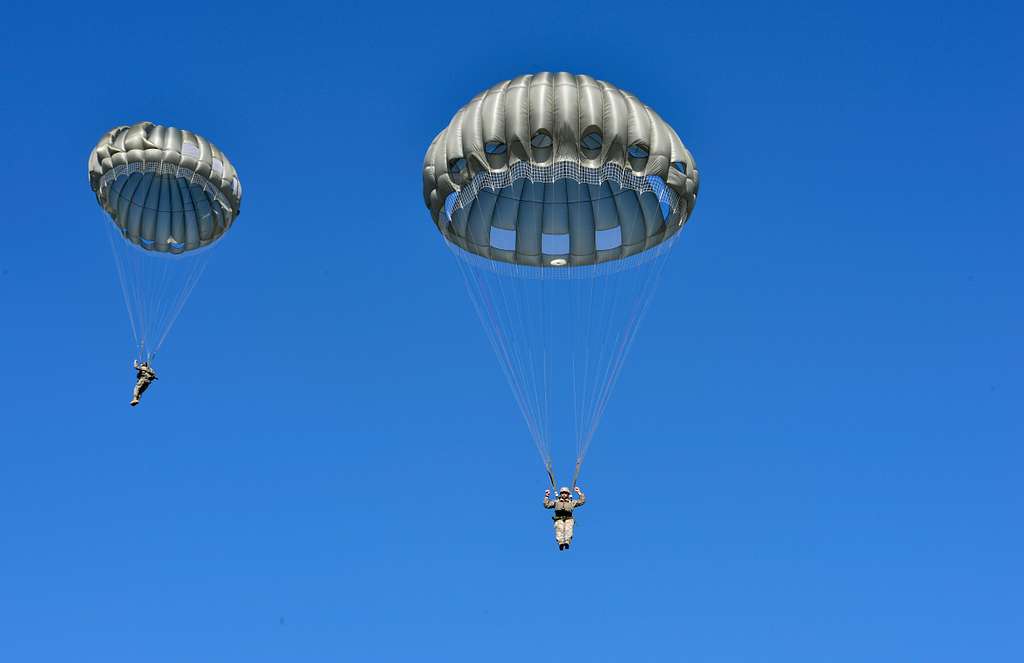 U.S. Army paratroopers parachute over Plantation Airpark - PICRYL ...