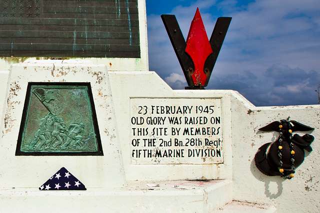 An American flag lays on the top of Mount Suribachi - PICRYL - Public ...