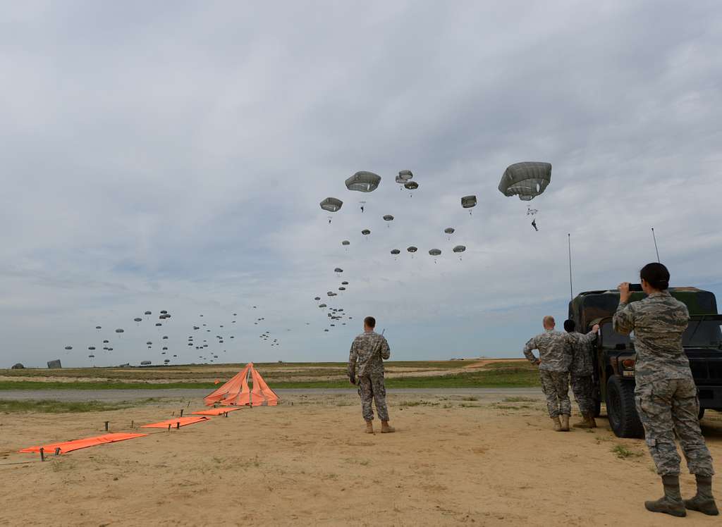 U.S. Army paratroopers from the 2nd Brigade Combat - NARA & DVIDS Public  Domain Archive Public Domain Search