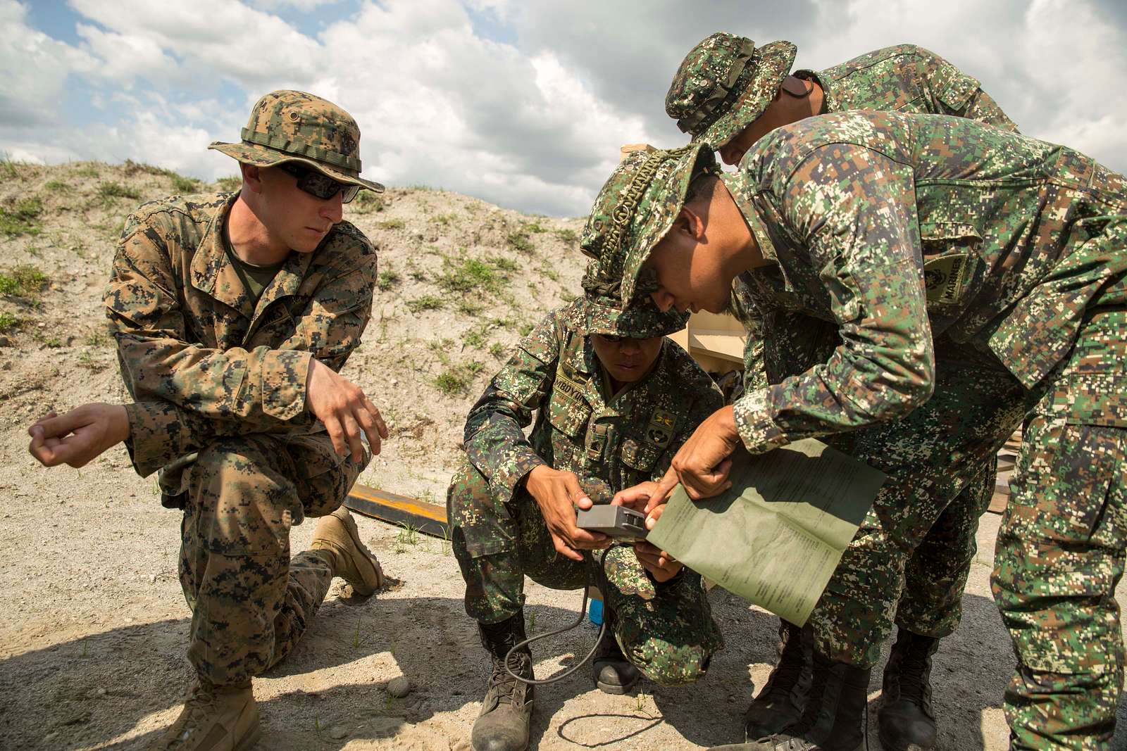 Philippine Marine explosive ordnance disposal technicians - NARA ...