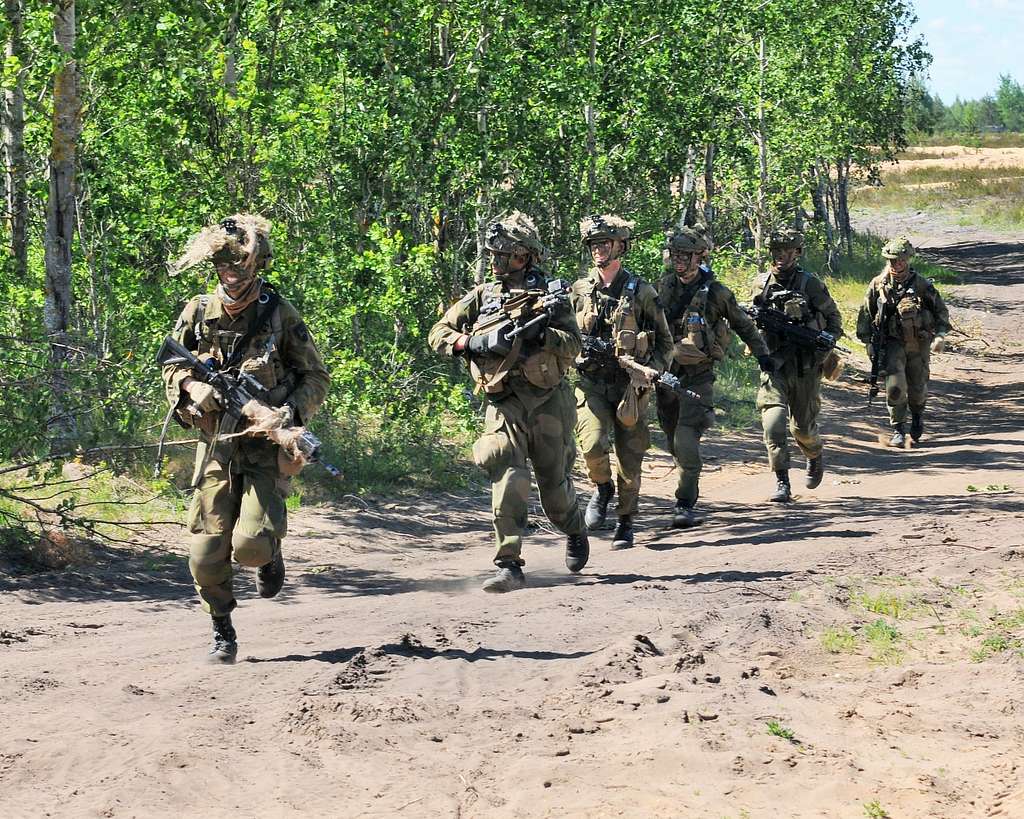 Видео бежавших солдат. Солдаты бегут марш бросок. Солдат бежит. Солдаты убегают. Военные бегут.