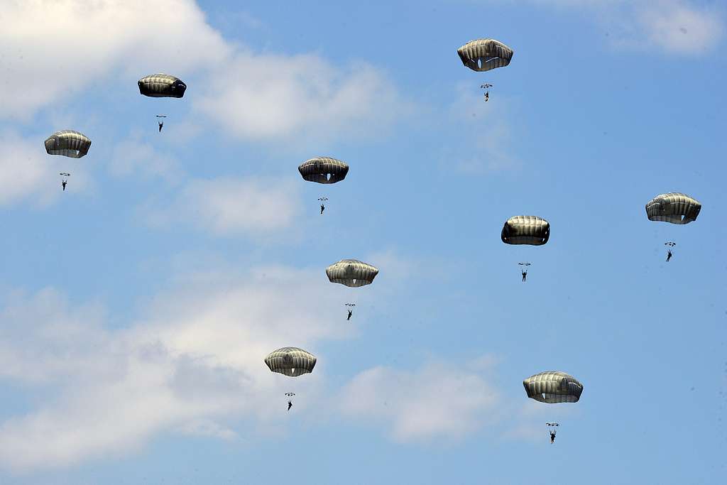 Paratroopers from the U.S. Army's 173rd Airborne Brigade - PICRYL ...