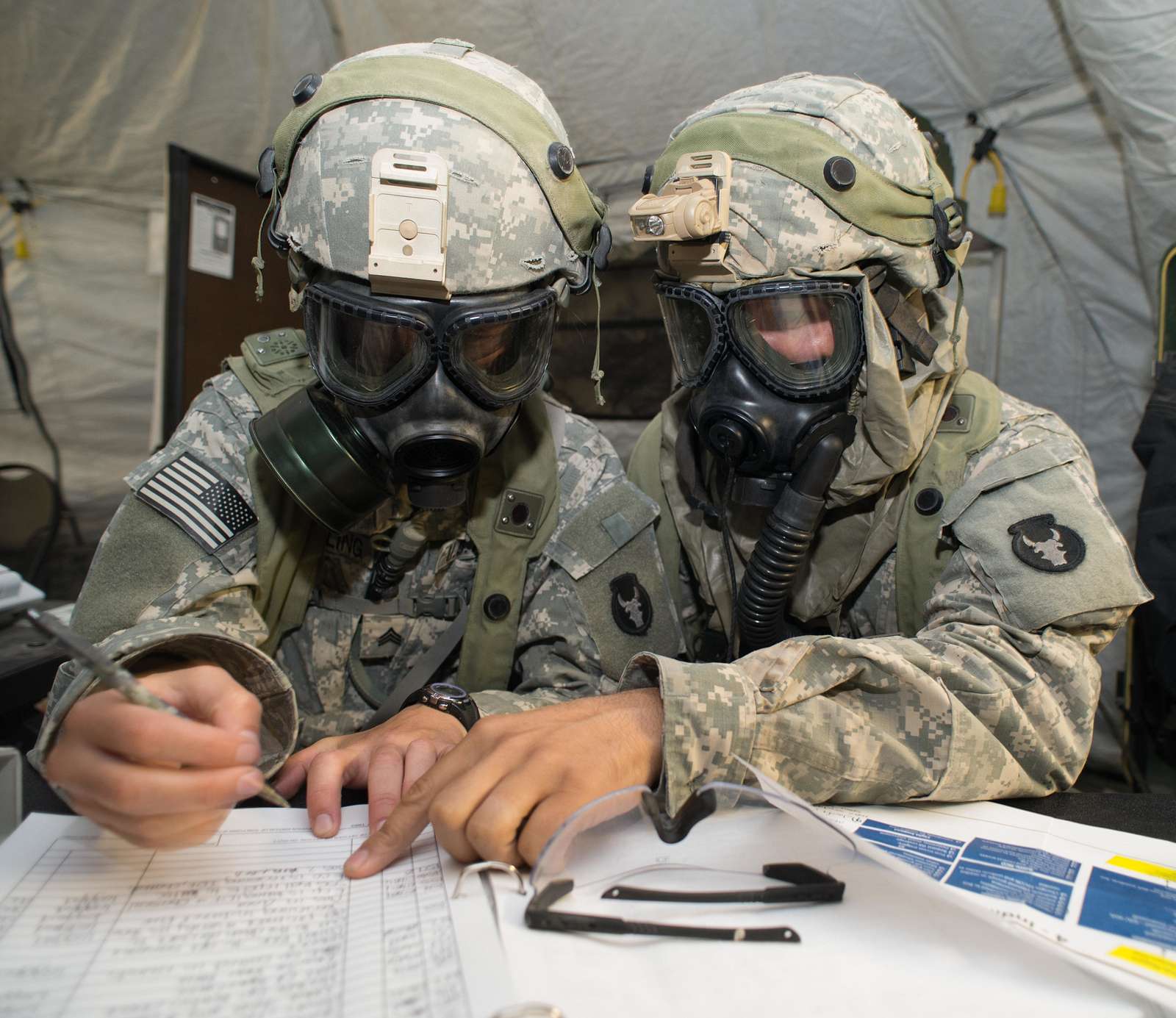 Sgt. Lindsey Heberling (left) And Spc. Ronald Crane - Nara & Dvids 