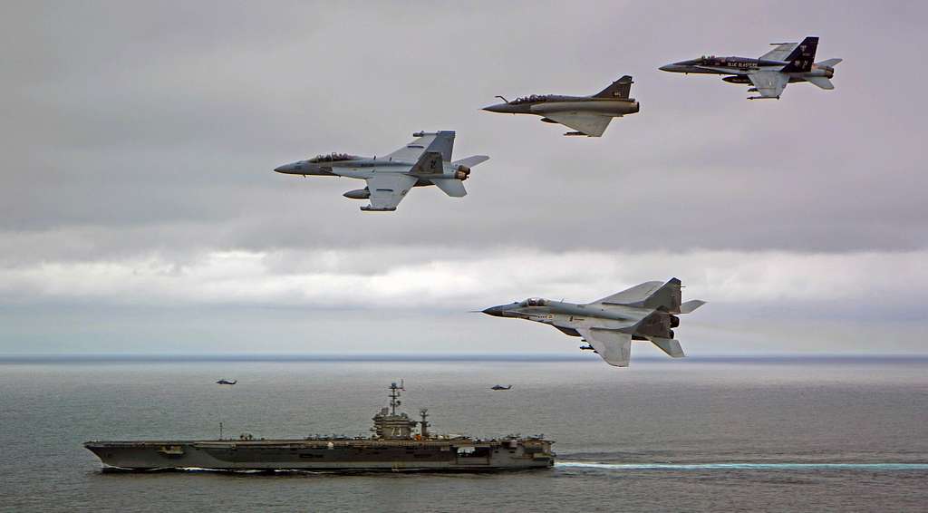 Photo exercise above aircraft carrier USS George Washington - PICRYL ...