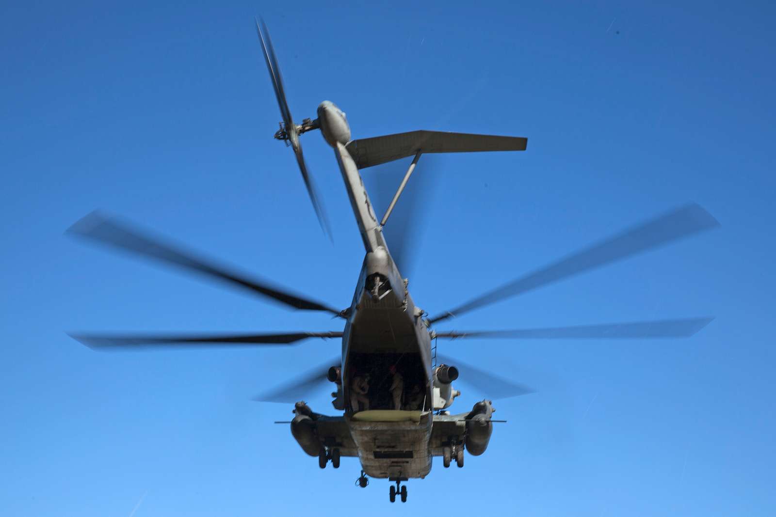 A Marine Corps CH-53E Super Stallion assigned to Marine - NARA & DVIDS ...