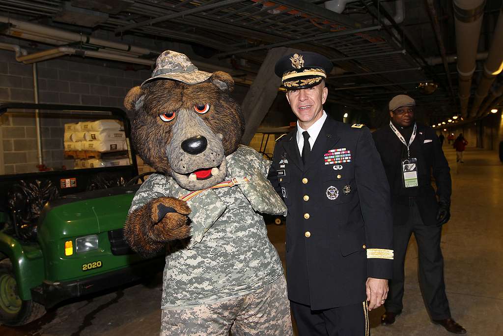 Lt. Gen. Thomas Spoehr, right, Director, Army office of Business  Transformation, Office of the Under Secretary of the Army, meets Willie  Young, Chicago Bears Linebacker, during the Chicago Bears Veterans Day at